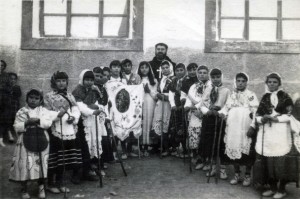 Grupo de señoras con sancerdote, Líjar     